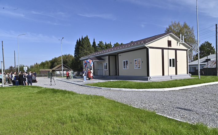 Строительство ФАПов в Новосибирской области ведется по линии первичной модернизации здравоохранения. За десять лет по данному федеральному проекту также построено 11 поликлиник и 10 врачебных амбулаторий. В настоящее время практически согласовано строительство до 2030 года трех поликлиник в Бердске, Татарске и Карасуке. На условиях софинансирования средства будут направлены из федерального бюджета. Проектирование поликлиники на 300 посещений в смену в Карасуке начнется уже в следующем году. Стоимость проекта оценивается почти в миллиард рублей. Фото: nso.ru