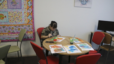 Возможность самостоятельно творить — что может быть прекраснее, особенно для человека с ментальными проблемами. А если чего-то не умеешь, то в новом отделении интерната в городе Обь помогут и научат.  Фото: nso.ru