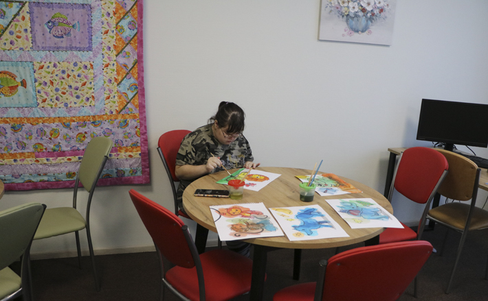 Возможность самостоятельно творить — что может быть прекраснее, особенно для человека с ментальными проблемами. А если чего-то не умеешь, то в новом отделении интерната в городе Обь помогут и научат.  Фото: nso.ru