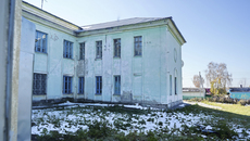 Та самая школа в поселке Листвянский Искитимского района — здание 1956 года постройки. Прокуратура признала ее непригодной к эксплуатации, ученики пока что учатся в других помещениях. Несколько лет назад тут отремонтировали спортзал, поставили стяжки на стенах, но проблему это не решило. Фото: novosibirsk.er.ru