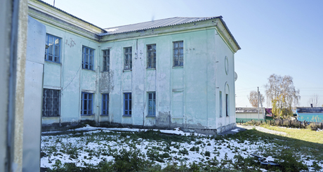 Та самая школа в поселке Листвянский Искитимского района — здание 1956 года постройки. Прокуратура признала ее непригодной к эксплуатации, ученики пока что учатся в других помещениях. Несколько лет назад тут отремонтировали спортзал, поставили стяжки на стенах, но проблему это не решило. Фото: novosibirsk.er.ru