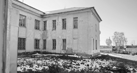 Та самая школа в поселке Листвянский Искитимского района — здание 1956 года постройки. Прокуратура признала ее непригодной к эксплуатации, ученики пока что учатся в других помещениях. Несколько лет назад тут отремонтировали спортзал, поставили стяжки на стенах, но проблему это не решило. Фото: novosibirsk.er.ru