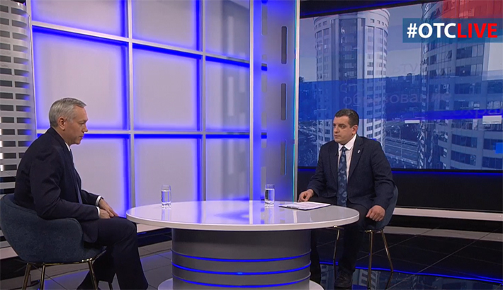 Глава региона Андрей Травников отвечал на вопросы жителей Новосибирской области почти полтора часа. Уже во время эфира было принято управленческое решение: регион финансово поможет мэрии Новосибирска восстановить подсветку пилонов Бугринского моста. Посмотреть прямую линию в записи можно на сайте телекомпании, а также на ее страничках в социальных сетях. Фото: страница телекомпании «ОТС» в социальной сети «ВКонтакте» 