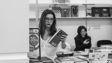 Книги и лекция современного классика Юрия Полякова также вызвали большой интерес молодежи. Он автор культовых произведений «ЧП районного масштаба», «Апофегей», «Козленок в молоке», которые вошли в золотой фонд русской литературы. Символично, что писатель приехал к нам в Год защитника Отечества. Нынче фестиваль подчеркивает важность темы служения Родине, мужества и патриотизма, Победы в Великой Отечественной войне, специальной военной операции. И в этом смысле книга играет колоссальную роль, как и общение с автором, ее написавшим: «Всем известна фраза «Книга делает человека лучше». Но я бы добавил, что хорошая книга делает человека лучше, а плохая — хуже, — подчеркнул в своем выступлении Юрий Поляков. — Книжные фестивали помогают разобраться, какие книги читать нужно. Писатель на встречах с читателями ощущает особую ответственность за то, что содержится в его текстах». Фото: Андрей Заржецкий