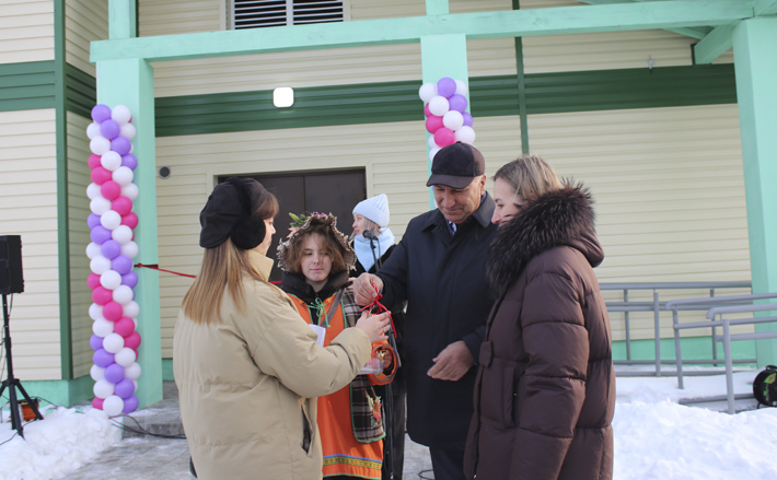Получить ключи от новенькой квартиры всегда волнительное событие. Теперь осталось только перевезти вещи, и можно звать гостей на новоселье. Фото: cherepanovo.nso.ru