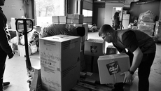 Новосибирцы продолжают сбор гуманитарной помощи для участников специальной военной операции, и объем ее растет: если в прошлом году «за ленточку» отправилось 390 фур с «гуманитаркой», то в нынешнем — уже 460. Фото: minregIon.nso.ru