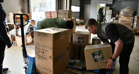 Новосибирцы продолжают сбор гуманитарной помощи для участников специальной военной операции, и объем ее растет: если в прошлом году «за ленточку» отправилось 390 фур с «гуманитаркой», то в нынешнем — уже 460. Фото: minregIon.nso.ru