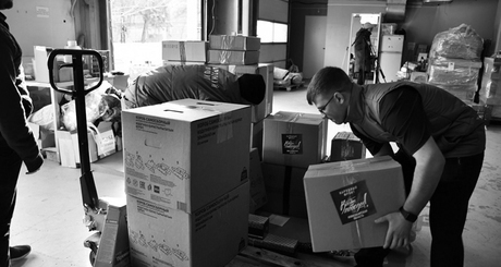 Новосибирцы продолжают сбор гуманитарной помощи для участников специальной военной операции, и объем ее растет: если в прошлом году «за ленточку» отправилось 390 фур с «гуманитаркой», то в нынешнем — уже 460. Фото: minregIon.nso.ru