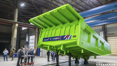 Двухъярусный автовоз на восемь машин, полностью отечественный кузов для карьерного самосвала грузоподъемностью 120 тонн и модернизированный боевой робот «КилоВольт» — это проекты, реализованные на базе новосибирского авторемонтного завода, которые поддерживают курс на развитие высокотехнологичного импортонезависимого производства. Фото: Андрей Заржецкий