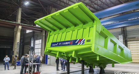 Двухъярусный автовоз на восемь машин, полностью отечественный кузов для карьерного самосвала грузоподъемностью 120 тонн и модернизированный боевой робот «КилоВольт» — это проекты, реализованные на базе новосибирского авторемонтного завода, которые поддерживают курс на развитие высокотехнологичного импортонезависимого производства. Фото: Андрей Заржецкий