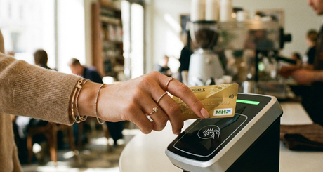 При помощи «Карты жителя Новосибирской области», привязанной к банковской карте платежной системы «Мир», можно, например, получить кешбэк в размере от семи до 15 процентов в некоторых ресторанах, с перечнем которых можно ознакомиться на сайте проекта. Кстати, данную «фотографию» создал искусственный интеллект. Мы решили продемонстрировать современные возможности нейросети, а вы, уважаемые читатели, должны понять, что далеко не любая картинка, которую вам показывают, отражает действительность. Конечно, «Советская Сибирь» предлагает подобное творчество ИИ в исключительных случаях, и даже здесь можно было запросто сделать реальное фото в любом кафе, магазине или трамвае — скорее всего, вы видите подобную операцию каждый день. Но мы обязательно указываем авторство иллюстративного материала: корреспондента или нейросети. Когда вы не находите такой подписи к фото, скорее всего, оно не имеет отношения к реальным событиям. Изображение сгенерировано нейросетью Gemini-3-pro-image-preview (nano-banana-pro)