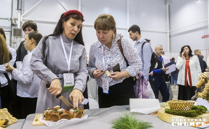 Качество продуктов проверялось посетителями на месте. Производителю тут же можно было задать все интересующие вопросы. Многие гости ушли домой не с пустыми руками. Фото: Андрей Заржецкий