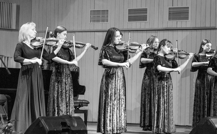 Как и многие в ее семье, Татьяна Гусева хорошо пела, но предпочтение отдала игре на инструменте, став профессио­нальным музыкантом и наставником талантливой молодежи. Сейчас она преподает и руководит ансамблем скрипачей «Ноктюрн». Фото: Игорь Борисов