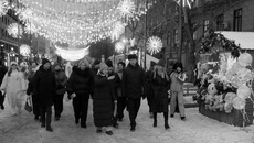 Губернатор Андрей Травников лично убедился: центр Новосибирска уже наряжен к Новому году. Фото: nso.ru