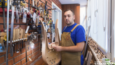 Сергей Адаменко впервые изготавливает лиру-гитару. За основу он взял музейный образец, в итоге получится неточная копия. Фото: Андрей Заржецкий