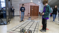 Управлять настоящим роботом интересно и увлекательно даже в самом юном возрасте. Фото: Андрей Заржецкий