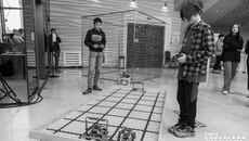 Управлять настоящим роботом интересно и увлекательно даже в самом юном возрасте. Фото: Андрей Заржецкий