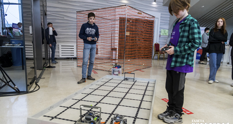 Управлять настоящим роботом интересно и увлекательно даже в самом юном возрасте. Фото: Андрей Заржецкий