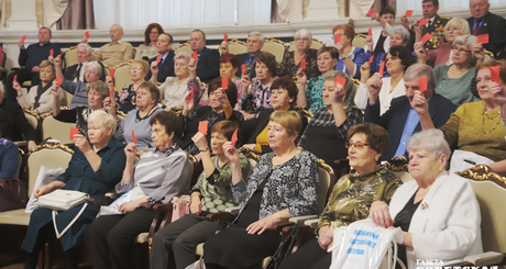 Красные карточки — мандаты делегатов отчетно-выборной конференции. Ветераны единогласно избрали председателем областного совета Владимира Панарина. Фото: Андрей Заржецкий