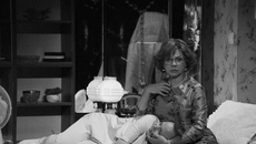 Екатерина Маркова, журналист VN.RU:  — Спектакль («Житие ФМ». — Прим. авт.) режиссера Галины Зальцман по пьесе Ярославы Пулинович рассказывает о жизни одинокой собачницы во время эпидемии коронавируса. Созвоны в Zoom, сеансы психоанализа, детские травмы и токсичные отношения — все приметы актуальной повестки узнаваемы в истории на вечную тему отцов и детей. В случае спектакля «Современника» — матерей и дочерей. За женскими разборками наблюдает старый больной пес Фёдор Михайлович в исполнении заслуженного артиста России Александра Вдовина. Именно он становится самым дорогим существом для героини Алёны Бабенко, которая читает лекции о творчестве Достоевского. Мотив Достоевского и тема тургеневских «Отцов и детей» раскрыты с помощью классического чеховского приема «разговор глухих». Фото: министерство культуры Новосибирской области