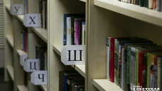 Дружба между читающими народами — это не только и не просто некий образ, а вполне конкретная задача, которую пропишут в документе — комплексном плане по укреплению межнационального единства Новосибирской области. Присмотритесь к книжным полкам в библиотеке, обратив внимание на переведенную литературу, и откройте для себя культуру и самобытность народов нашей страны. Это поистине увлекательное путешествие. Чем больше мы знаем друг о друге, тем глубже понимание и крепче наш мир. Фото: Андрей Заржецкий