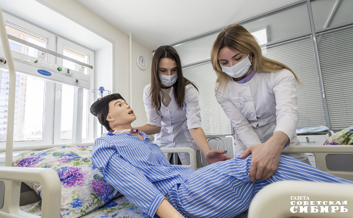 Очаровательные студентки медицинского колледжа сегодня «лечат» манекен, а завтра придут работать в наши стационары и поликлиники. Фото: Андрей Заржецкий