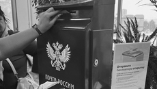 Популярность обычной почтовой доставки писем, как ни парадоксально, не падает, а растет. В прошлом году динамика составила плюс 13 процентов. Летом текущего года на федеральном уровне Минцифра уже озвучивала проблему крайне низких тарифов на отправку писем «Почтой России». В сравнении со стоимостью отправлений через доставочные сервисы или маркетплейсы труд почтальонов и затраты самой почты оцениваются в несколько раз меньше рыночного уровня. На фото: поч­товый ящик на фестивале «Книжная Сибирь» пользовался большим спросом: открытку можно было отправить в любую точку мира. Фото: https://vk.com/wall-100772660_1213