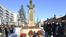 Церемония 9 декабря началась с возложения цветов к бюсту первого трижды Героя Советского Союза, маршала авиации Александра Ивановича Покрышкина. Фото: nso.ru