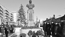 Церемония 9 декабря началась с возложения цветов к бюсту первого трижды Героя Советского Союза, маршала авиации Александра Ивановича Покрышкина. Фото: nso.ru