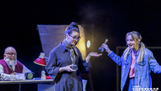 2 декабря состоя­лись два показа невыдуманной сказки «Нижневартовск. Неф­тяное «сердце» Нижневартовского театра юного зрителя. Спектакль — рассказ о становлении и развитии Самотлора, крупнейшего нефтяного месторождения в нашей стране. Фото: Андрей Заржецкий 