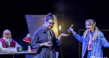 2 декабря состоялись два показа невыдуманной сказки «Нижневартовск. Нефтяное «сердце» Нижневартовского театра юного зрителя. Спектакль — рассказ о становлении и развитии Самотлора, крупнейшего нефтяного месторождения в нашей стране. Фото: Андрей Заржецкий