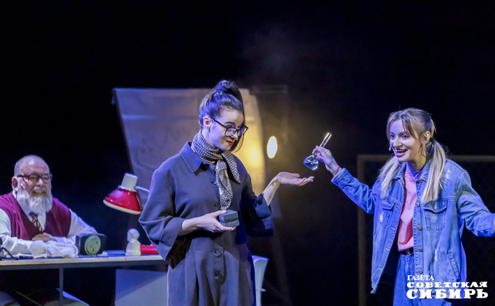 2 декабря состоя­лись два показа невыдуманной сказки «Нижневартовск. Неф­тяное «сердце» Нижневартовского театра юного зрителя. Спектакль — рассказ о становлении и развитии Самотлора, крупнейшего нефтяного месторождения в нашей стране. Фото: Андрей Заржецкий 