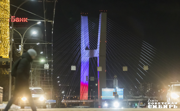 Пока рабочее движение запущено также на трех съездах на правобережной развязке в районе площади Инженера Будагова: с улицы Большевистской на улицу Ипподромскую, с Большевистской на Красный проспект и улицу Фаб­ричную, а также с Ипподромской на Красный проспект и Фабричную. В левобережной части города работают семь съездов: с улицы Станционной на Димитровский мост, с площади Труда на Станционную, площадь Энергетиков, с Димитровского моста на Станционную. И с улицы Станционной на Димитровский мост. Фото: Андрей Заржецкий