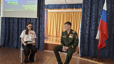 Очаровательная юная ведущая «классной встречи» слегка смущалась, тем не менее разговор с выпускником Табулгинской школы, участником СВО Евгением Копиця получился живым и интересным. Фото: страница Табулгинской средней школы в социальной сети «ВКонтакте»