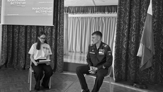 Очаровательная юная ведущая «классной встречи» слегка смущалась, тем не менее разговор с выпускником Табулгинской школы, участником СВО Евгением Копиця получился живым и интересным. Фото: страница Табулгинской средней школы в социальной сети «ВКонтакте»