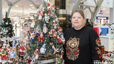 Над украшением лесной красавицы в Музее авиации и космонавтики имени Ю.В. Кондратюка работали сразу несколько мастеров-ремесленников. Среди игрушек на елке есть и работы Алёны Седымовой — космонавты, ракеты, спутники. Фото: Андрей Заржецкий