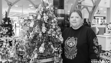 Над украшением лесной красавицы в Музее авиации и космонавтики имени Ю.В. Кондратюка работали сразу несколько мастеров-ремесленников. Среди игрушек на елке есть и работы Алёны Седымовой — космонавты, ракеты, спутники. Фото: Андрей Заржецкий