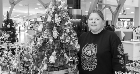 Над украшением лесной красавицы в Музее авиации и космонавтики имени Ю.В. Кондратюка работали сразу несколько мастеров-ремесленников. Среди игрушек на елке есть и работы Алёны Седымовой — космонавты, ракеты, спутники. Фото: Андрей Заржецкий