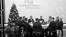 В студии «Вестей» у новогодней елки подвели итоги Года защитника Отечества: сделано немало, но надо делать еще больше. Изображение: официальная страница «Вести Новосибирск» в соцсети «ВКонтакте»