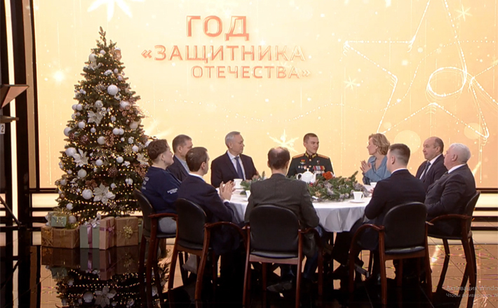 В студии «Вестей» у новогодней елки подвели итоги Года защитника Отечества: сделано немало, но надо делать еще больше. Изображение: официальная страница «Вести Новосибирск» в соцсети «ВКонтакте»