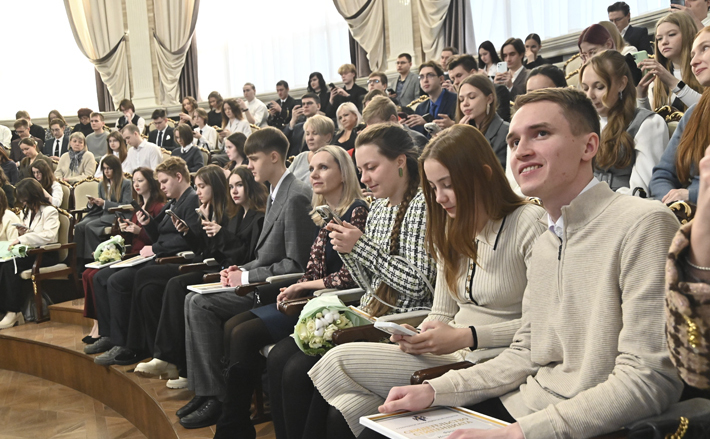 С 2004 года именные стипендии губернатора и правительства Новосибирской области получили сотни студентов. Фото: nso.ru