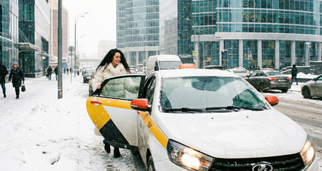 С 2026 года в такси должны будут работать преимущественно российские автомобили. Изображение сгенерировано нейросетью   gemini-3-pro-2k (nano-banana-pro)  