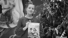 На Губернаторской елке 26 декабря: Алёна Титова очень рада получить самой первой свеженький сборник. Вот это подарок к Новому году! Такой приятный сложился Алёнин день. Фото: Алина Кухмарь