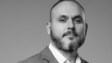 Александр Ситников успевает не только руководить самой большой школой в Новосибирске, но и вести уроки для девятиклассников. Со своими обязанностями он справляется так эффективно, что вошел в число лучших директоров российских школ. Фото предоставлено Александром Ситниковым