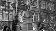 Военнослужащие ракетного соединения возложили цветы к подножию бюста, отдав дань памяти и уважения герою. Вечная память! Фото предоставлено Яковом Манько