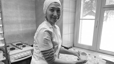 На семейном предприятии трудится его основательница&nbsp;— Людмила, помогают супруг Степан и мама. Дочка, пока не выросла и не уехала из родного города, тоже часто бывала на сыроварне. Изображение: vkvideo.ru