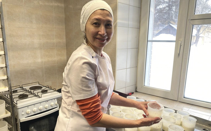 На семейном предприятии трудится его основательница&nbsp;— Людмила, помогают супруг Степан и мама. Дочка, пока не выросла и не уехала из родного города, тоже часто бывала на сыроварне. Изображение: vkvideo.ru