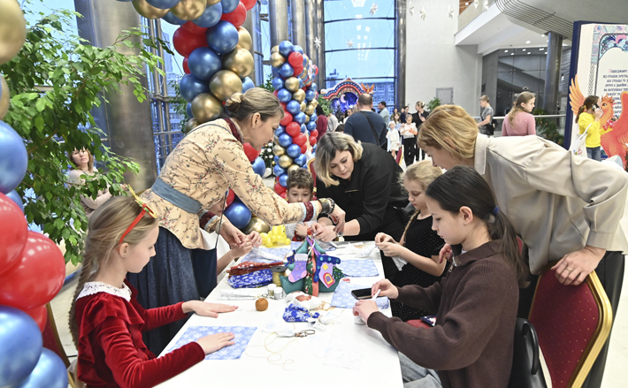 Как и всегда, участниками праздника стали дети, одаренные в разных областях интеллектуального и художественного творчества, достигшие успехов в учебе, дети из многодетных семей, дети-сироты и дети, оставшие­ся без попечения родителей, дети из социально незащищенных семей, дети из семей участников специальной военной операции в возрасте от шести до 15 лет. Фото: nso.ru