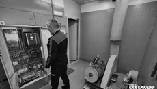 В машинном помещении также стоят специальные датчики, которые автоматически считывают, если там появляется кто-то чужой. По голосовой связи диспетчер задает вопрос — «свои»? И если действительно свои, механик включает сервисный ключ, а система показывает, кто из механиков работает на лифте и какие работы выполняет. Фото: Светлана Фролова