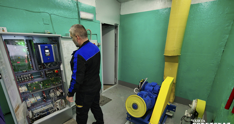 В машинном помещении также стоят специальные датчики, которые автоматически считывают, если там появляется кто-то чужой. По голосовой связи диспетчер задает вопрос — «свои»? И если действительно свои, механик включает сервисный ключ, а система показывает, кто из механиков работает на лифте и какие работы выполняет. Фото: Светлана Фролова